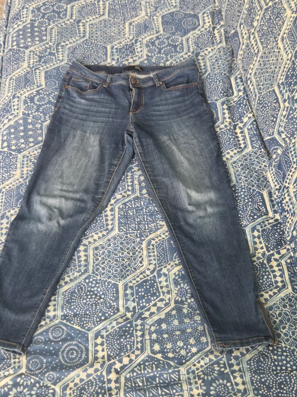 1822 DENIM DISTRESSED SKINNY JEANS, SIZE 10